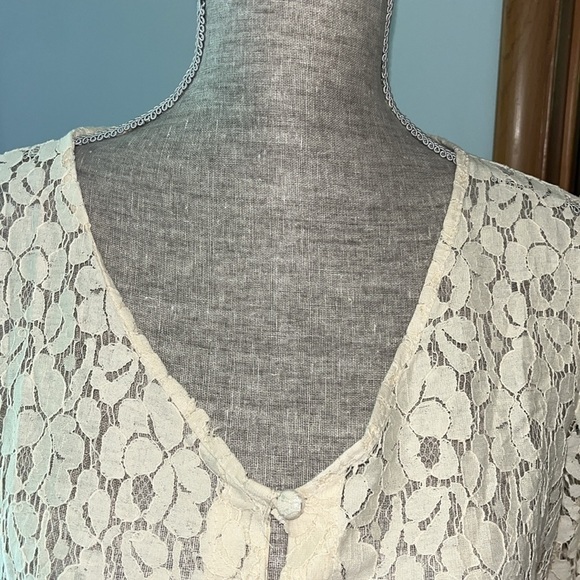 Kylee Eyelet Lace Peplum Top Size XL Condition is NWOT.  Cream lace 3/4 sleeve - Picture 2 of 7